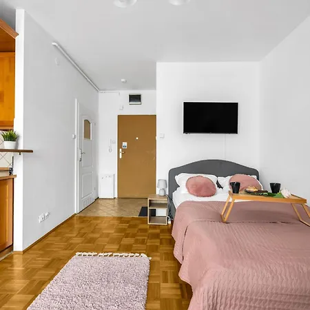 Metro Natolin - Balcony - By Rentujemy Διαμέρισμα